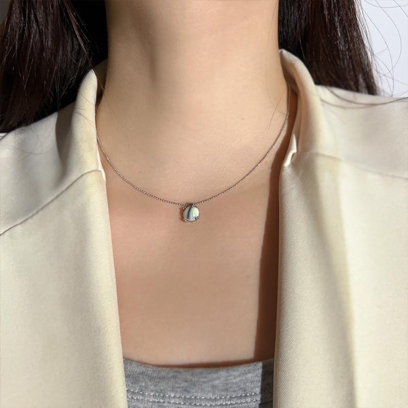 Elegant Metal Heart Clavicle Necklace for Women - Light Luxury Design