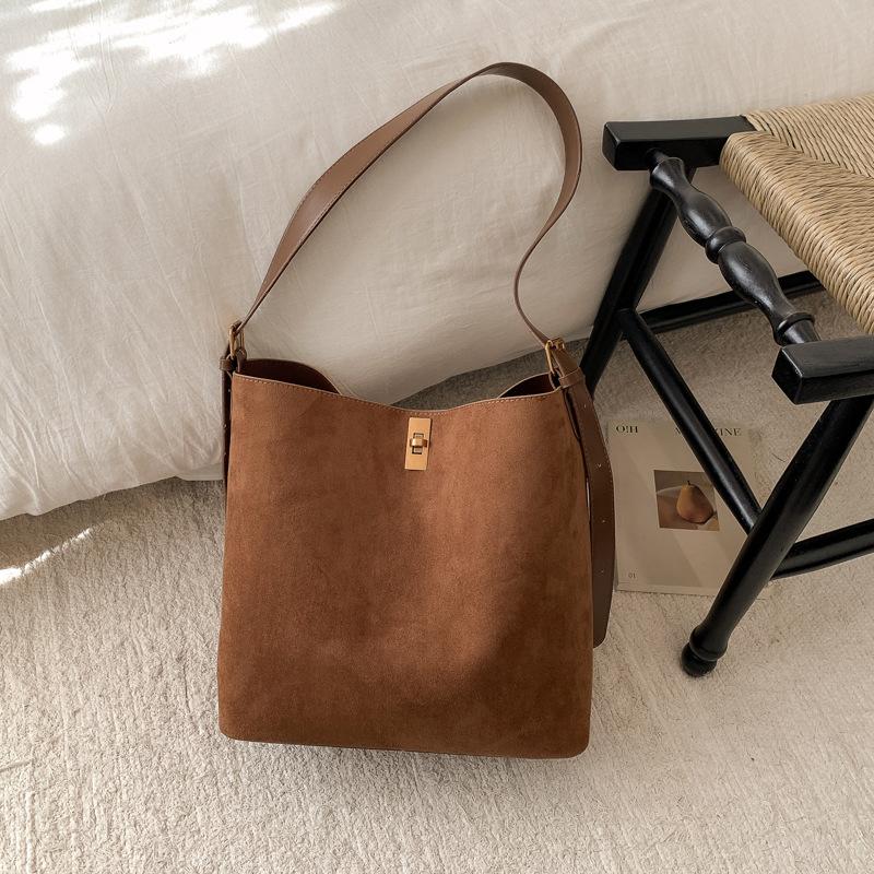 Casual Shoulder Bucket Bag Fashionable Simple Retro Large-capacity Bag Women's 2025 New Commuter Versatile Messenger Bag
