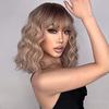 XINRAN Krótkie blond peruki z grzywką Syntetyczne faliste blond peruki dla kobiet Kręcone pastelowe Ombre Blond peruka do codziennego użytku Cosplay