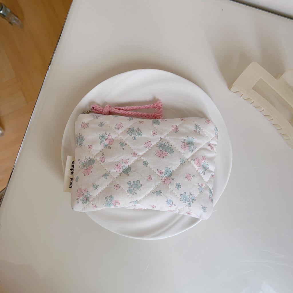 Cute Pink Style Makeup Lipstick Airpods Case Floral Quilted Makeup Bag Women's Sweet Mini Lipstick Cosmetic Pouch for Period