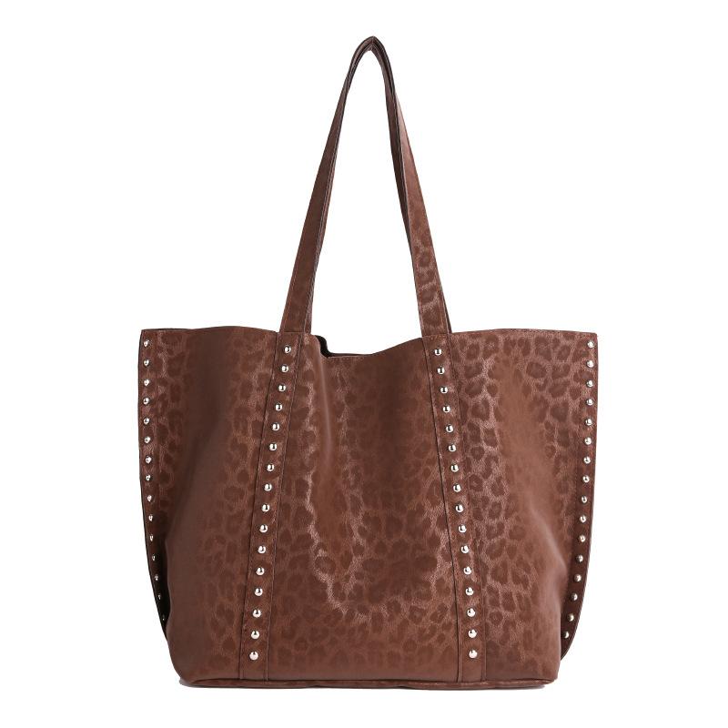 

Large capacity personalized rivet bag women s 2025 autumn new fashion leisure commuter tote bag locomotive bag armpit bag