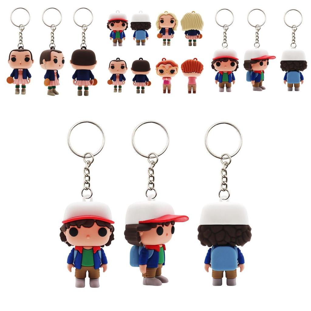 Cufundați-vă în lumea Stranger Things cu acest breloc din PVC!