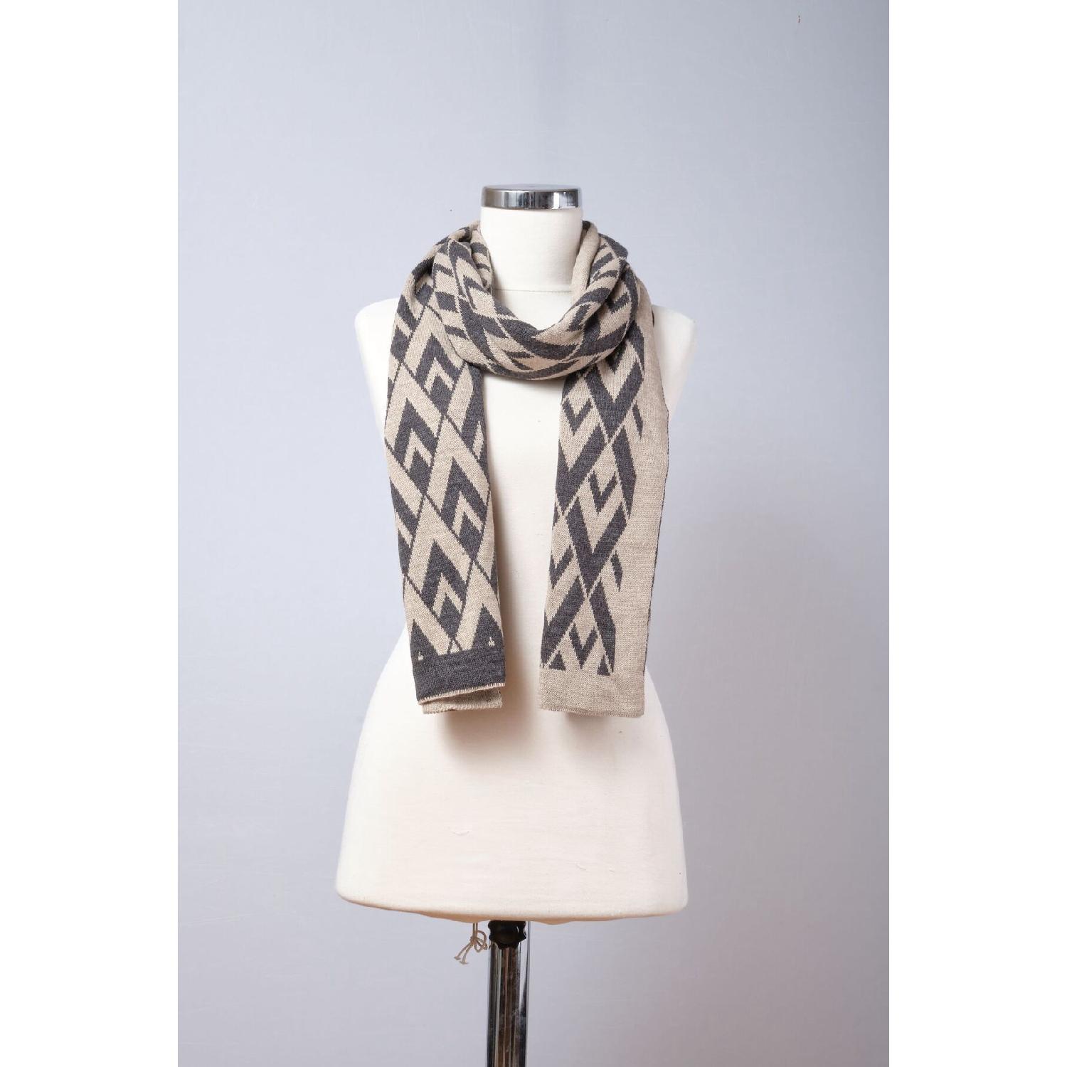

V Patterned Knitted Scarf 40x180 чорний