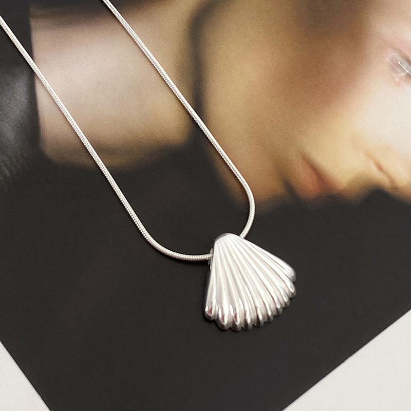 New Classic Shell Pearl Necklace Fashion Small Fresh Clavicle Chain  Simple Versatile Pendant Gift Giving