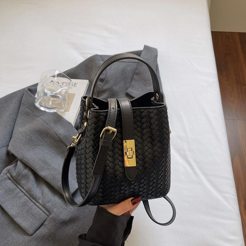 High-value fashionable hand-carried bucket bag women's autumn new niche simple casual shoulder messenger bag