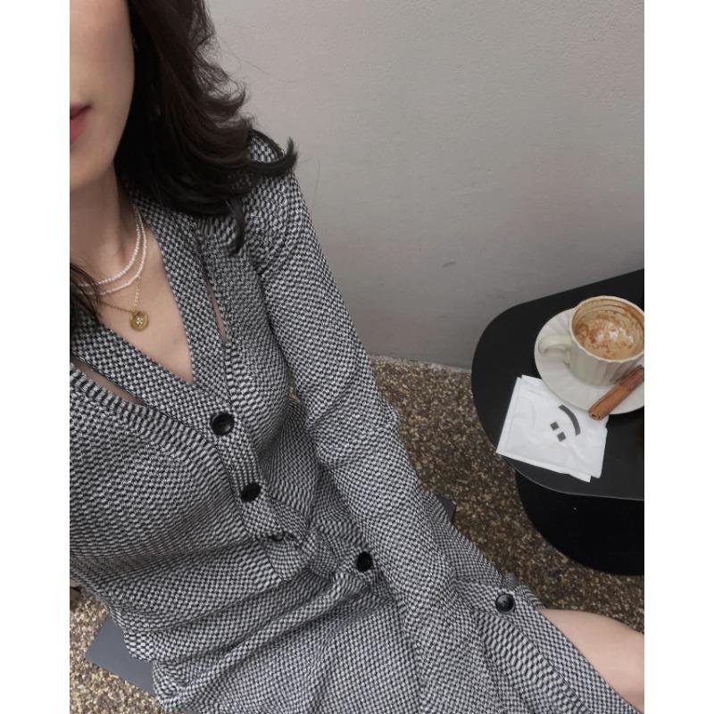 Autumn new design sense niche fashionable woven texture V-neck medium and long slim knitted dress dress women