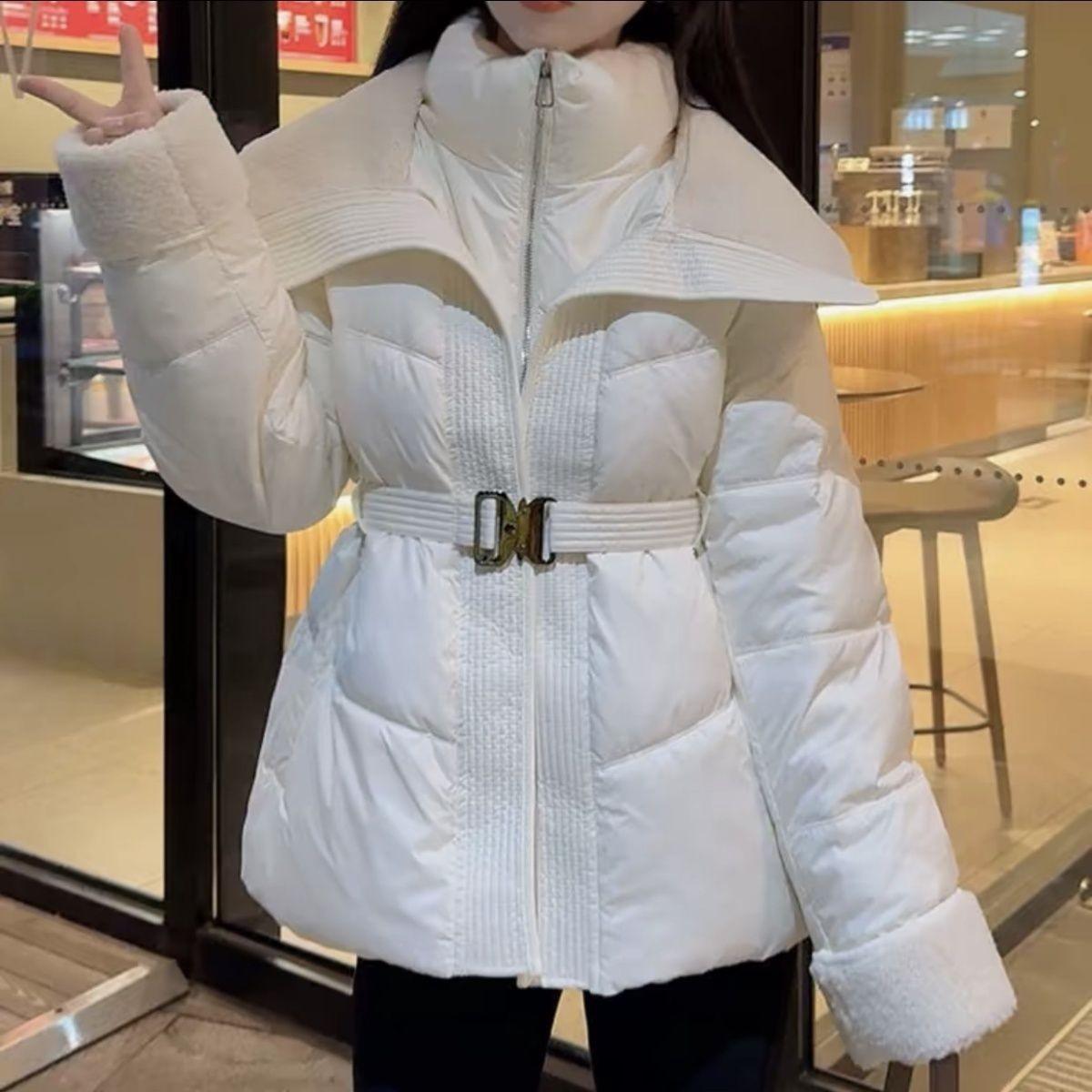 

Пуховая одежда женская короткая зимняя большая Reiko выглядит супер хорошо, на маленьких людях прилегает к талии и стройнит, и утолщенные пальто. XXL белый