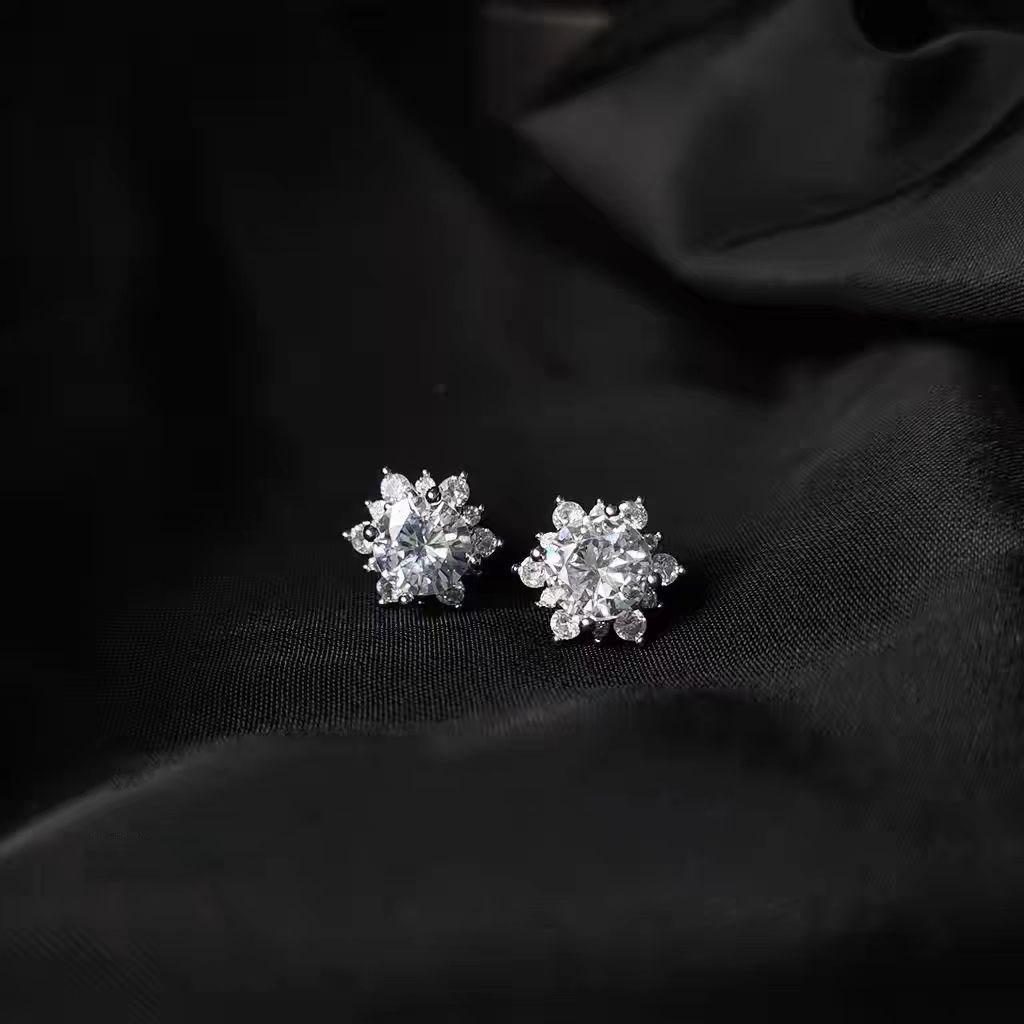 Elegant Snowflake Ear Studs - Stylish Small Design for Women’s Autumn-Winter Collection