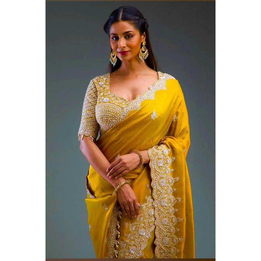 Schwerer Premium weicher goldener Crush-Seidenstoff mit wunderschöner C-Pallu-Stickerei Zari, Pailletten und Codierarbeiten in Sari mit Cutwork-Borte am Sari