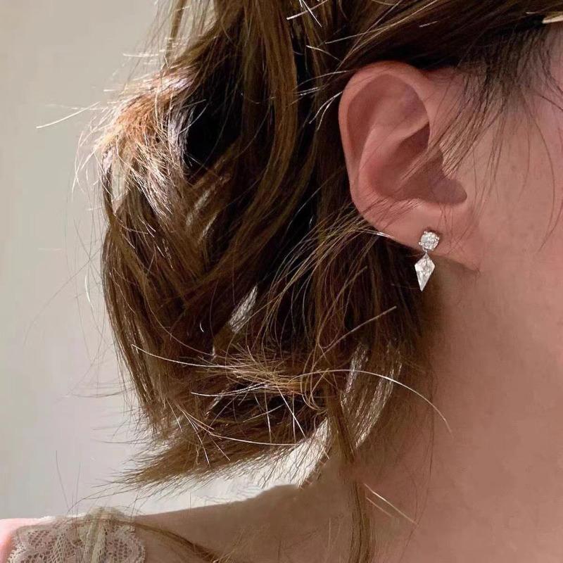 Exquisite Luxury Glittering Zircon Diamond-shaped Earrings for Women, Elegant and Simple, Resembling Moissanite In Style.