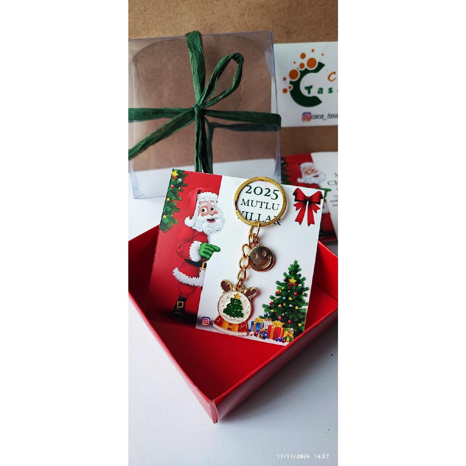 

Christmas Figure And Smiling Face Keychain Bag Ornament 2 Merry Christmas Cards And Boxed Gift