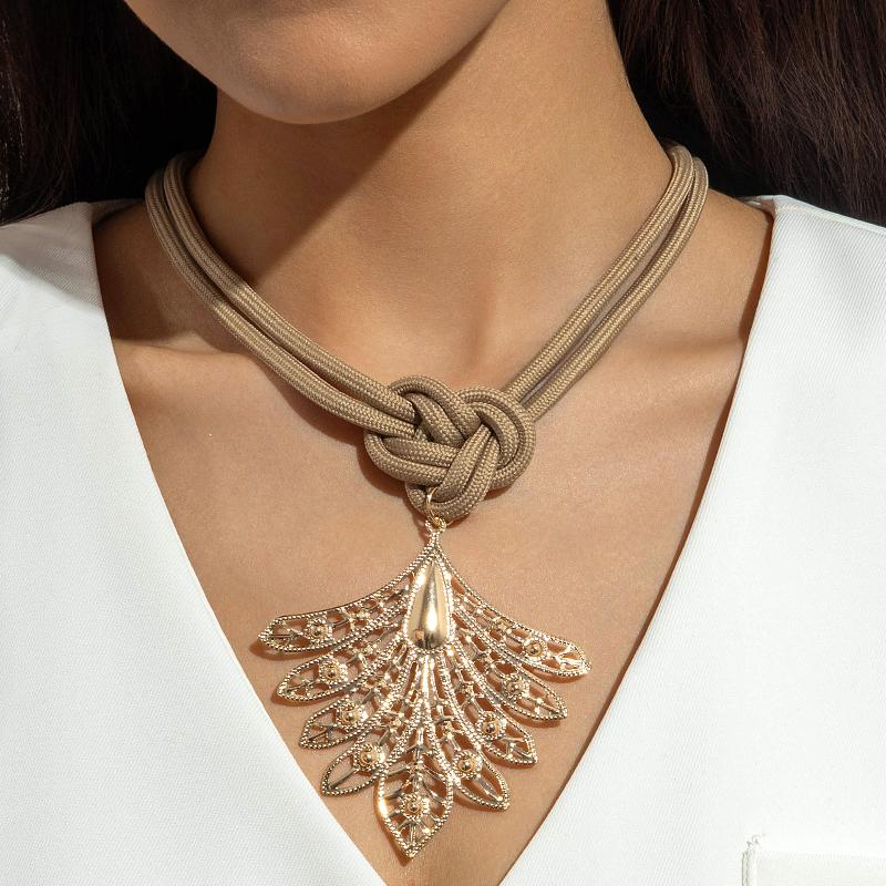 A Unique Knotted Design Necklace With Leaves Starfish And Scallops A Simple Drawstring Pendant Necklace With A Bow And Pearls