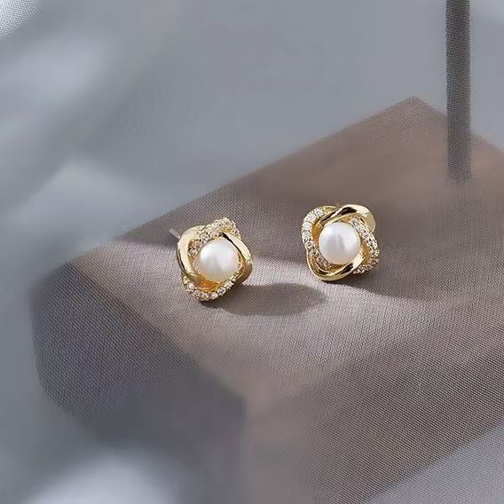 Small exquisite pearl silver needle stud earrings women's French elegant niche design temperament high-end earrings earrings