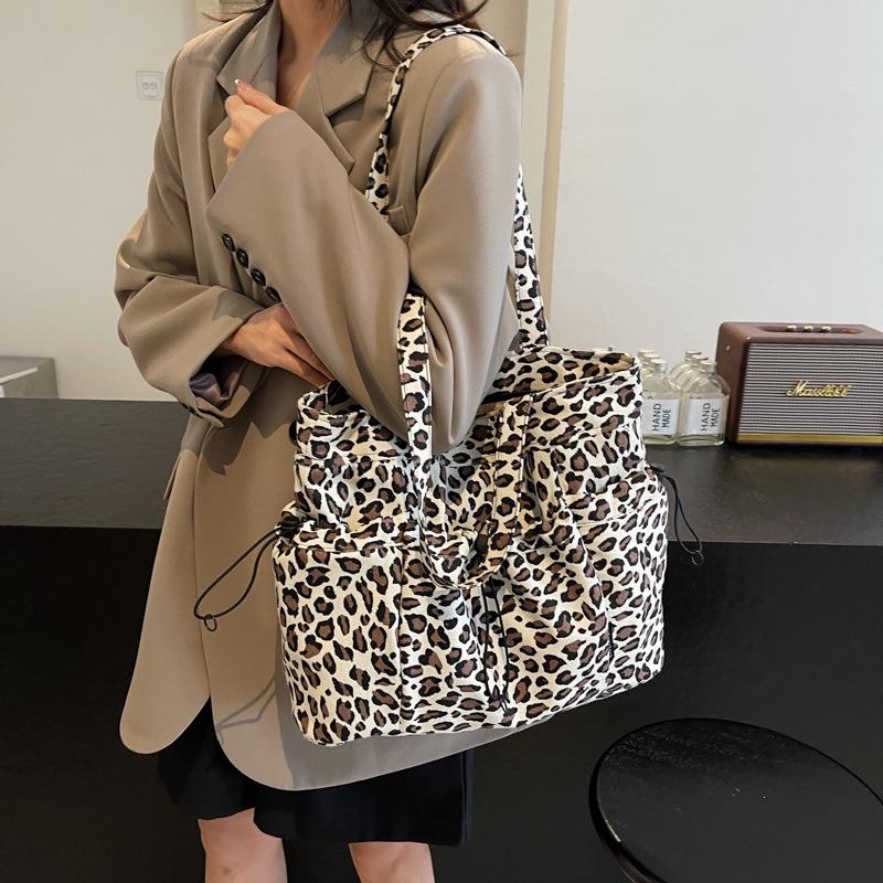 Large capacity leopard print fashion shoulder bag women's new simple personalized tote bag large shopping bag versatile travel bag