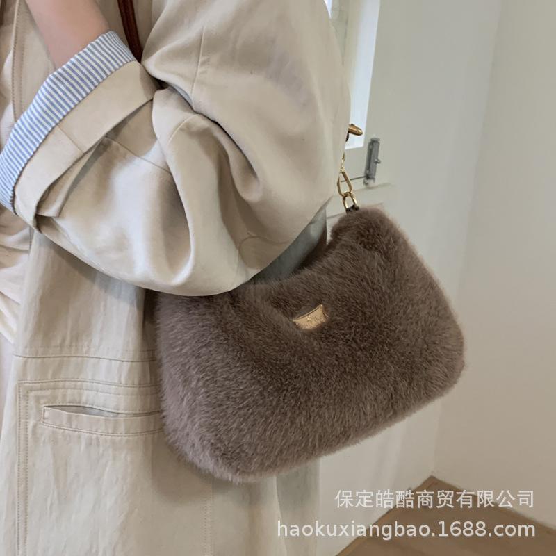 Plush bag women's 2025 autumn and winter niche plush shoulder bag popular fashion commuter messenger small square bag