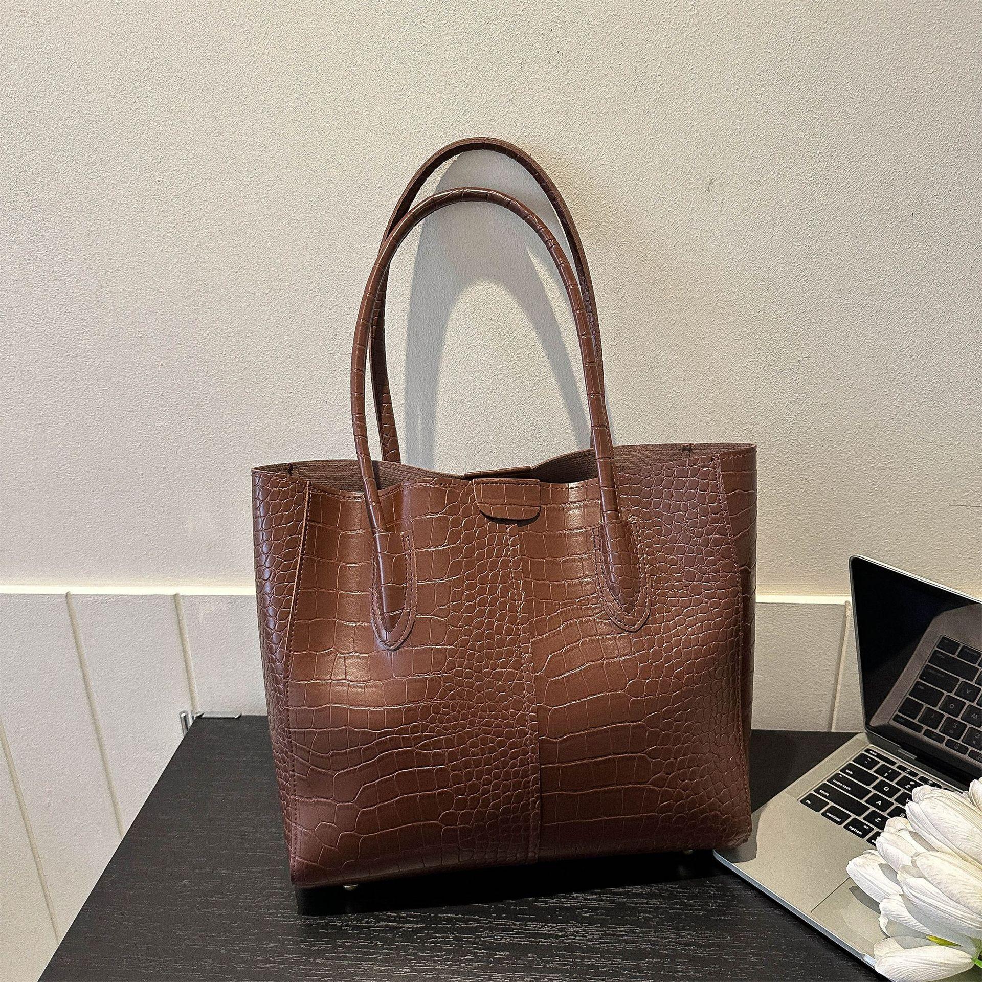 

Simple large-capacity bag women s 2024 spring new trend fashion shoulder bag casual commuter portable tote bag