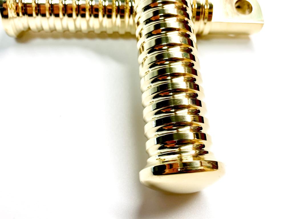 Harley Części Customowe Stopnie Lewe i Obrabiane Davidson Podnóżki Części Tuningowe [Mosiądz Prawy] Mosiądz Mosiądz/Harley