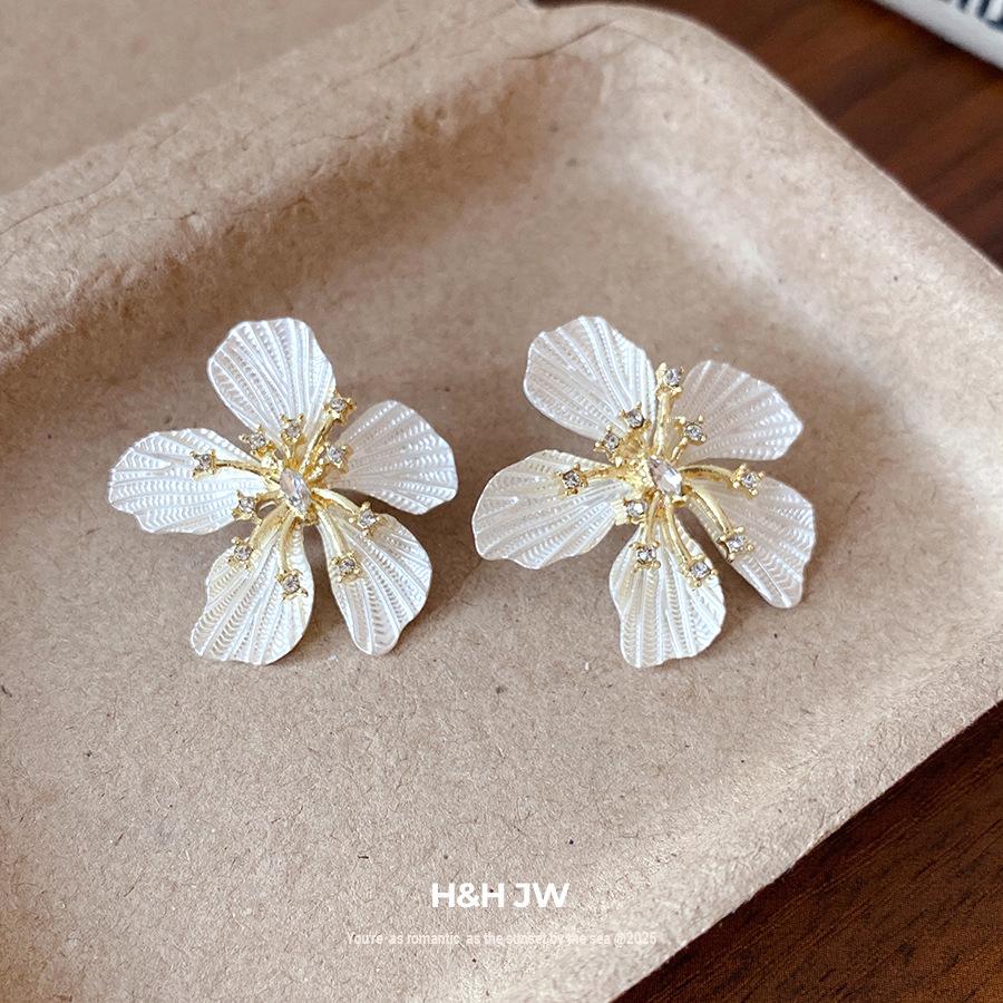 Silver Needle Diamond Pattern Flower Stud Earrings Gentle and Sweet in Summer Small Fresh Earrings Light Luxury Premium Earrings