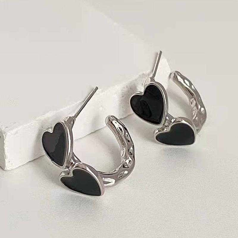 Vintage Goth Black Enamel Heart Stud Earrings for Women Fashion Sweet Hollow Metal C-Shaped Earrings Party Jewelry Aesthetic