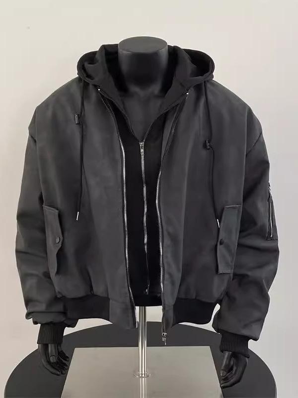 Stilvolle Herren-Kapuzenjacke aus gewaschenem PU-Leder - Robust, Fake-Zweiteiler-Silhouette, Maillard-Farbe.