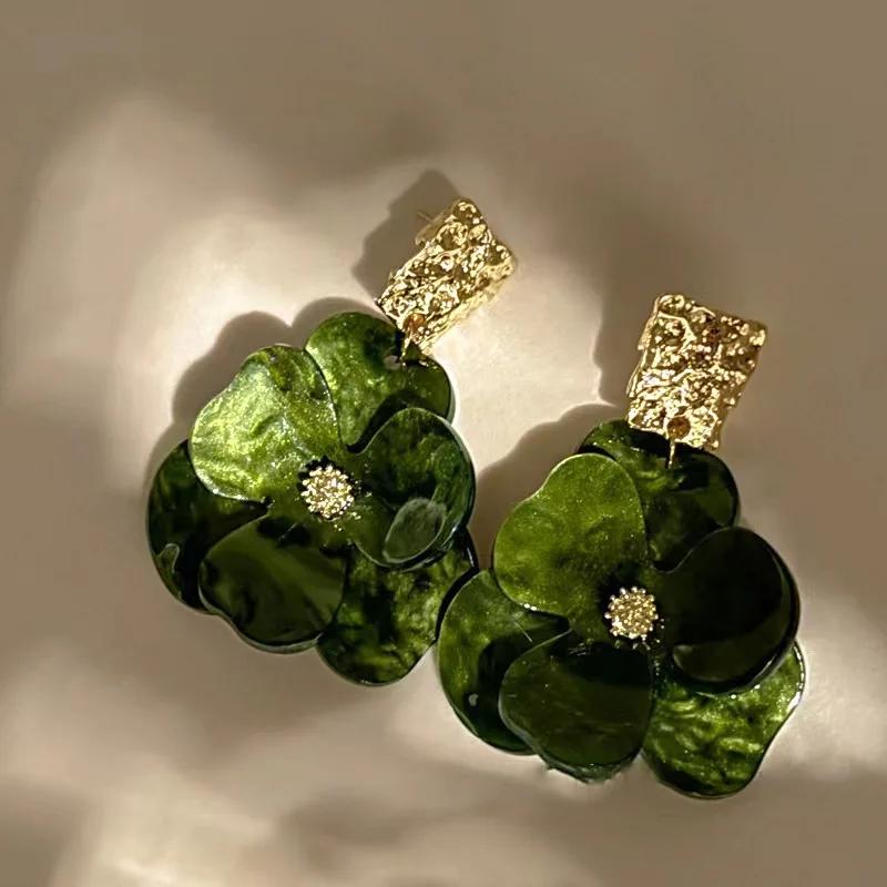 Vintage Acrylic Flower Petal Pendant Earrings for Women Exquisite Alloy Flower Dangle Earrings Luxury Casual Party Jewelry Gifts
