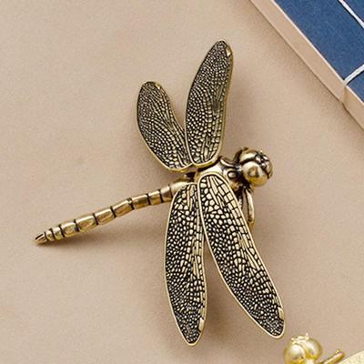 Delicata scultura in ottone a forma di libellula per un elegante arredamento per la casa