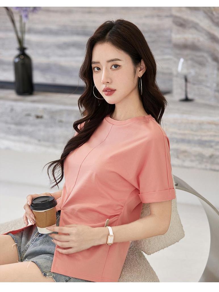 Tricou de damă cu mânecă scurtă din bumbac mercerizat în stil coreean, cu mâneci suflecate și șliț lateral.