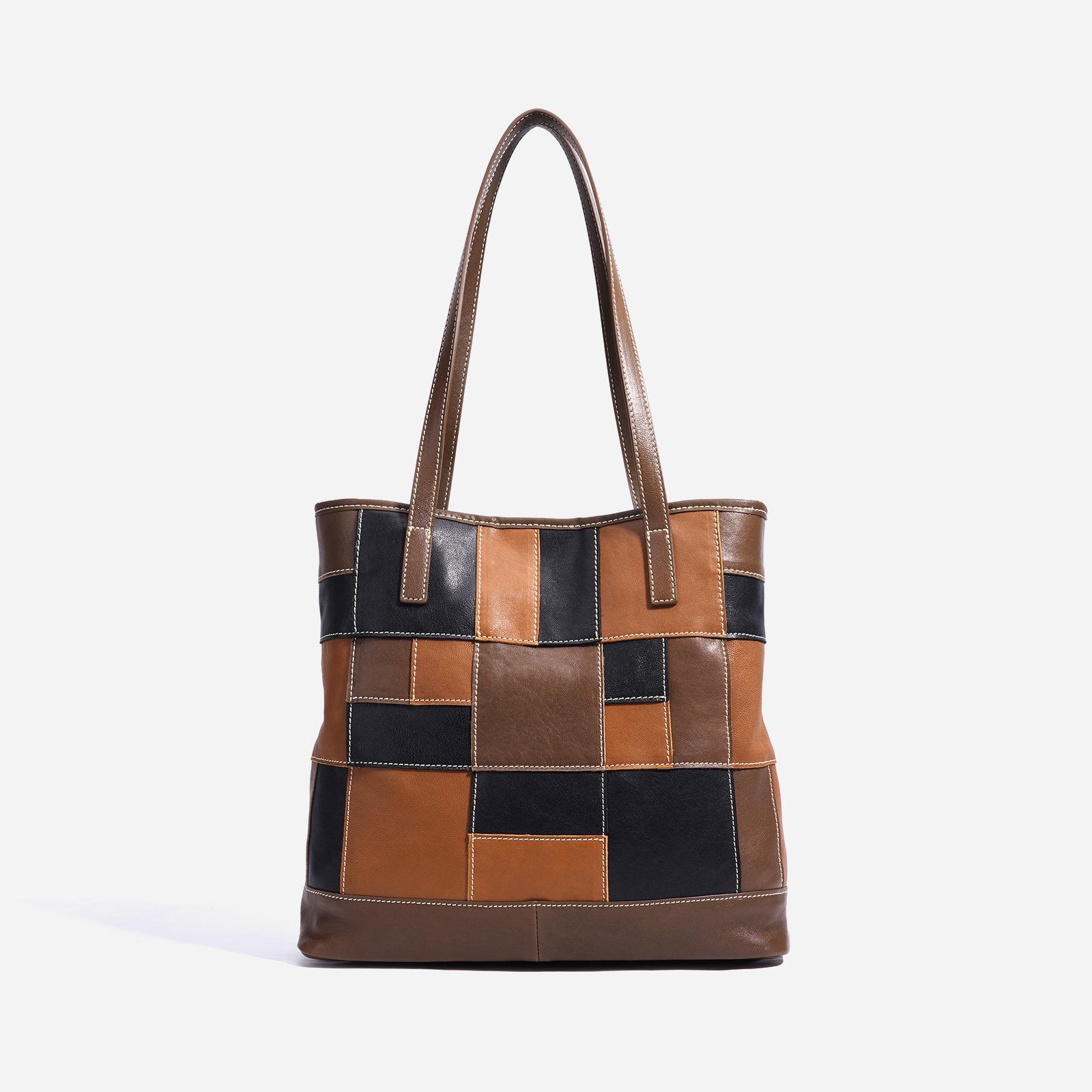 

2025 новая нишевая дизайнерская сумка через плечо большой вместимости из овчины модная сумка-тоут для通勤 премиальная сумка под мышкой темно-коричневого