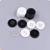 Czarno-białe guziki żywiczne do mundurów: Wszechstronny do odzieży roboczej i kurtek szefa kuchni