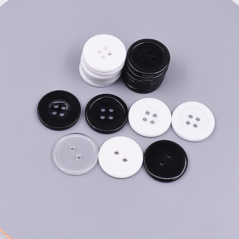 Czarno-białe guziki żywiczne do mundurów: Wszechstronny do odzieży roboczej i kurtek szefa kuchni