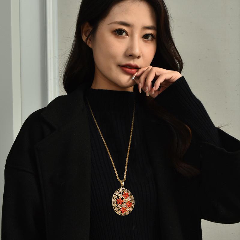 Elegant Crystal Long Pendant Necklace For Women Featuring Unique Floral Design