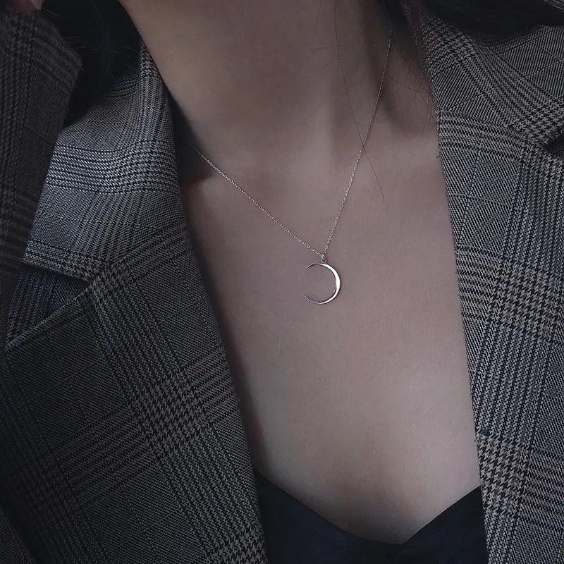 Exquisite Retro Moon Necklace for Women: Elegant & Versatile Collarbone Chain
