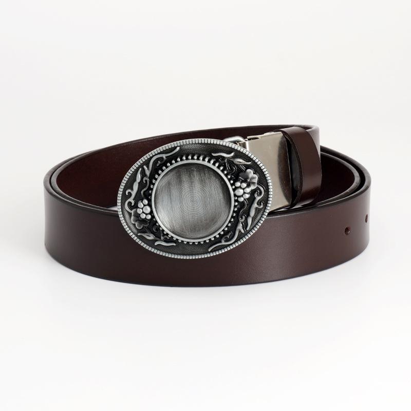 Cinto de Couro de Vaca com Pequeno Padrão de Placa Leve Cinto de Designer Calças Casuais Masculinas com Decorações Góticas