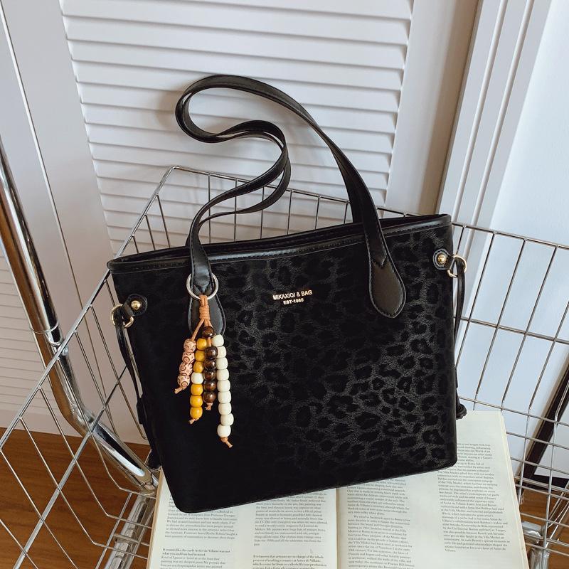 Large-capacity Bag Women's New Versatile Leopard Print Shoulder Armpit Bag Casual Work Commuter Tote Bag