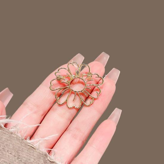 Women Brooch Smooth Surface Hollow Sun Flower Design Lapel Pin Non-Slip Buckle Scarf Badge Clothing Bags