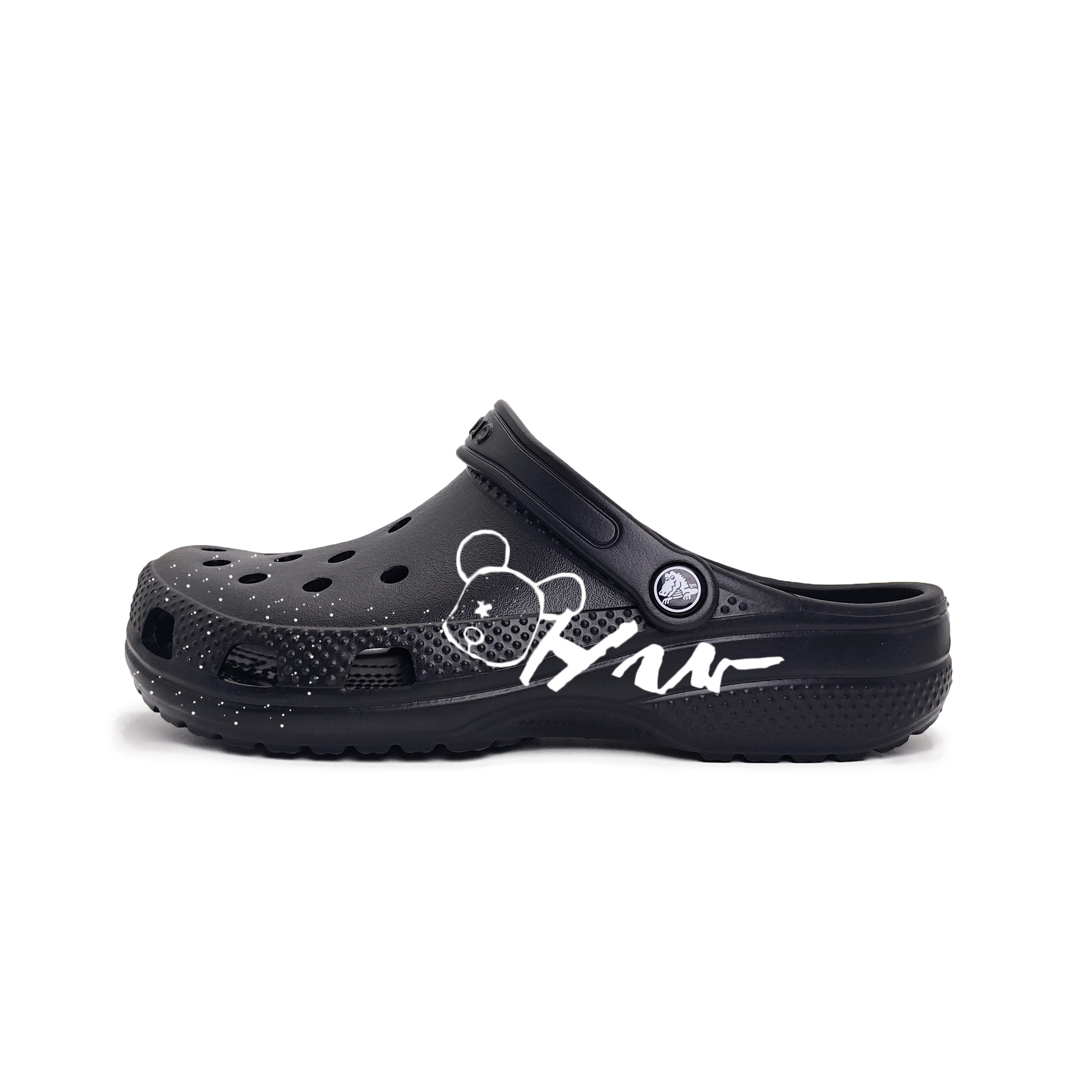 

Crocs Классические клоги Silent Bear EVA Минималистичные Граффити Метро Для поездок Пляжные Дырочные Туфли Унисекс Черные 43-44 чёрный