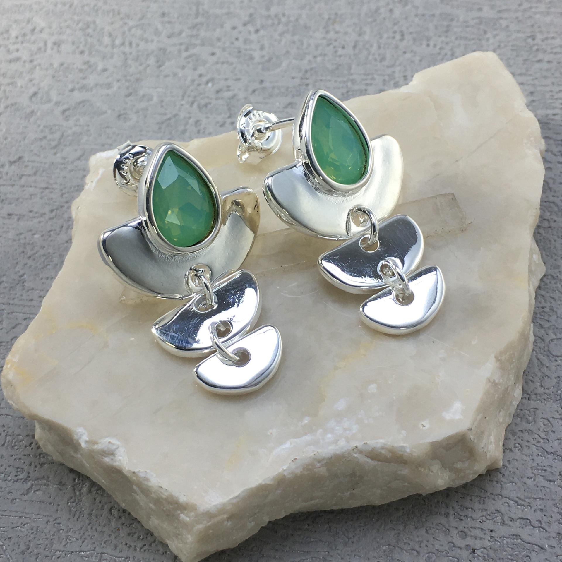 UNOde50 Green Crystal Flower Petal Ear Studs - European & American Light Luxury Indian Style. Electroplated медный
