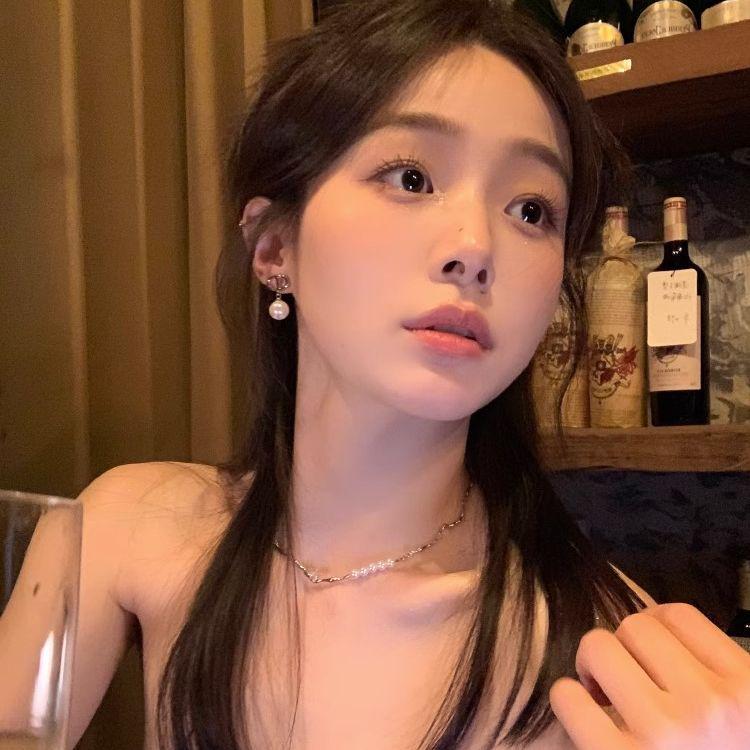 2024 Französische Retro Perlen Initial Ohrstecker: High-End Nischendesign