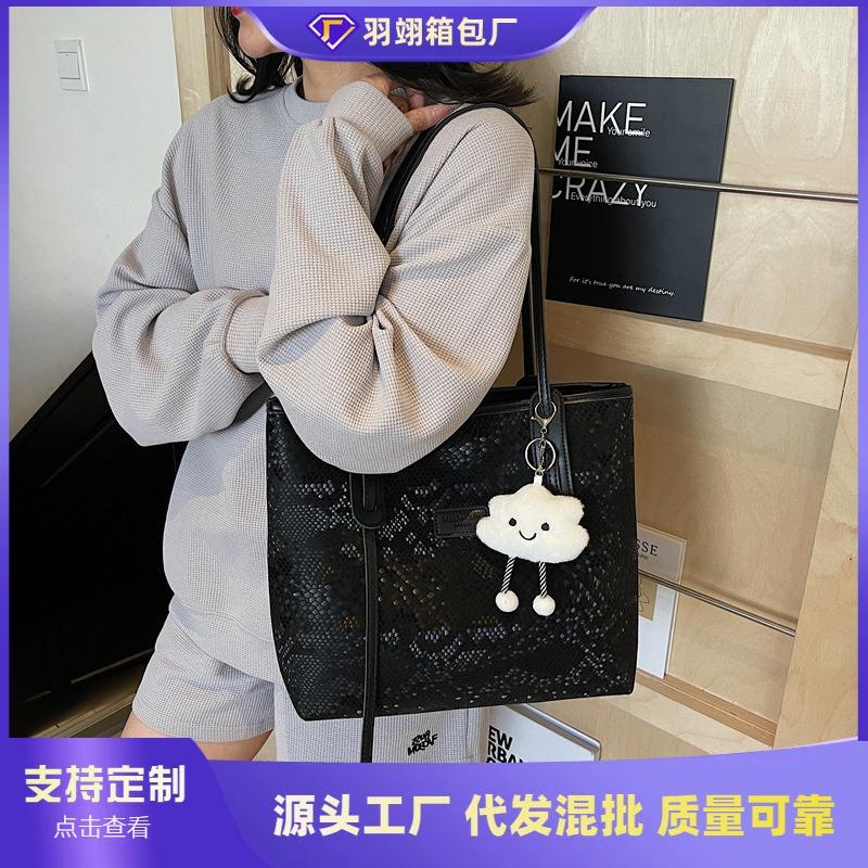 Large-capacity commuter tote bag women's fashion versatile shoulder bag new niche simple leisure bag