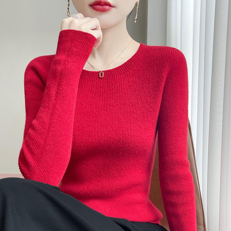 A New Slimming and Form-fitting Knitted Sweater for Autumn and Winter A Solid Color Round-neck Base Layer with A Sweater As An Inner Layer