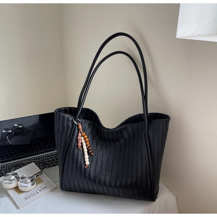 Tote bag women 2025 new fashion retro lazy wind large capacity shoulder bag high sense commuter armpit bag