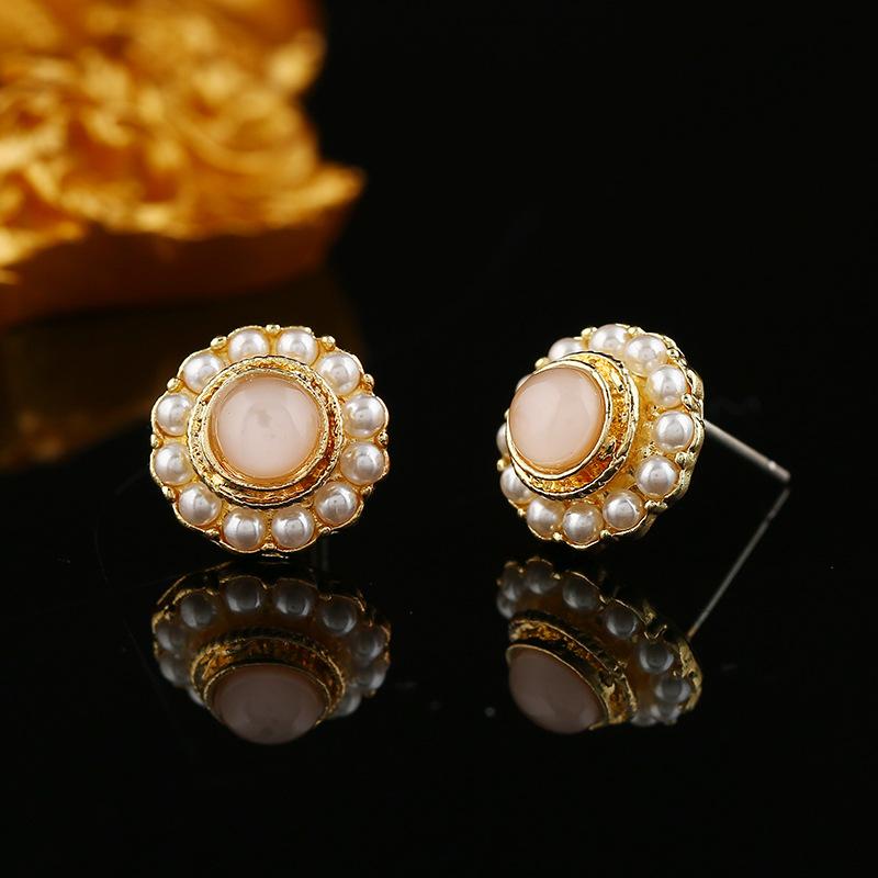 

Vintage Baroque pearl crystal stud earrings feminine elegance court style earrings trendy simple earrings