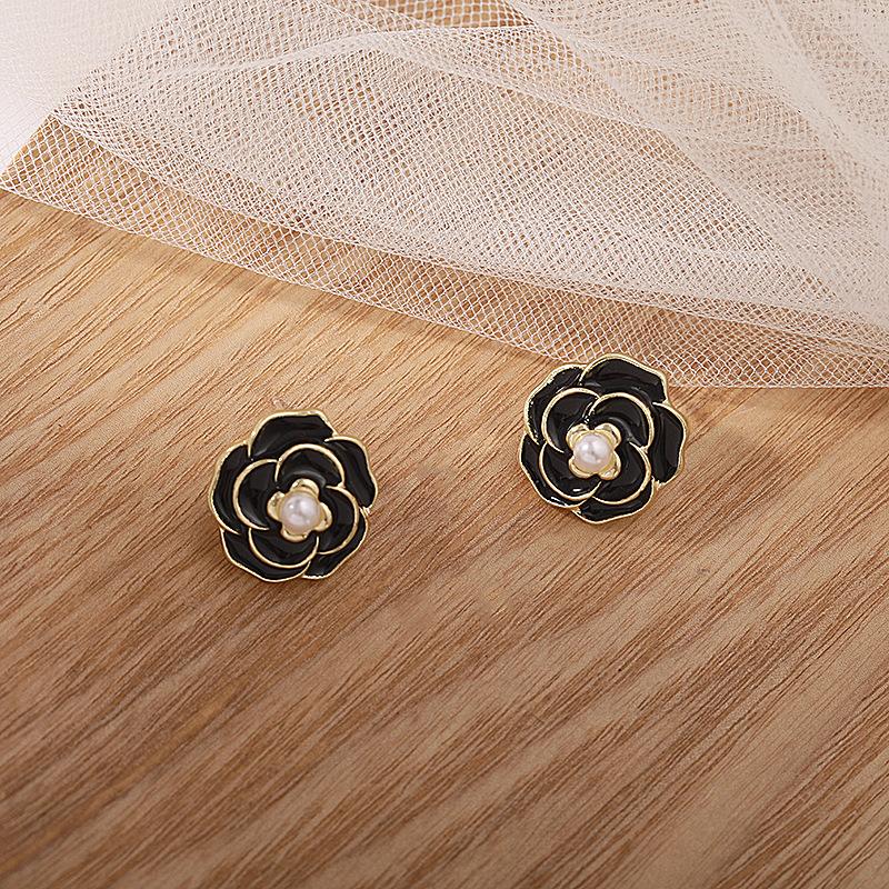 Chic Flower Women's Stud Earrings Simulated Pearl Middle Retro Ear Decoration Black White Petals Earrings Luxury Wedding Jewelry