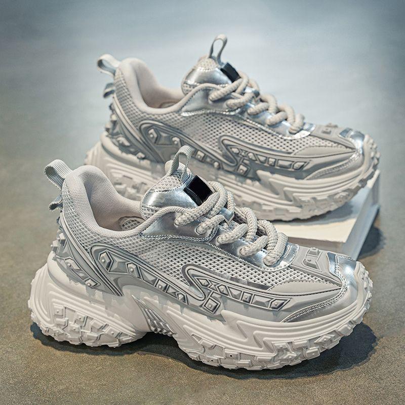 

2025 популярная мужская обувь летняя сетчатая обувь мужская спортивная обувь повседневная маленькая белая нескользящая толстая подошва увеличивающая папу модная обувь 44