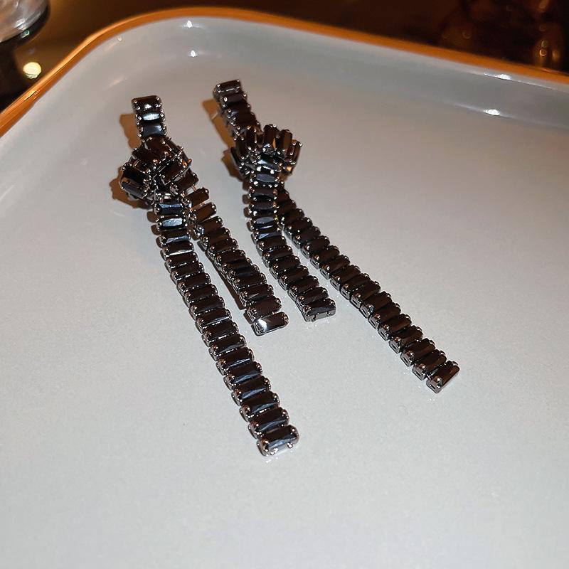 Vintage Silver Black Tassel Geometric Round Stud Earrings for Women - Elegant High-End Design