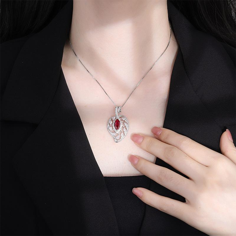 Temperament Fashion Necklace Court Vintage Sapphire Necklace Ruby Clavicle Chain Spot