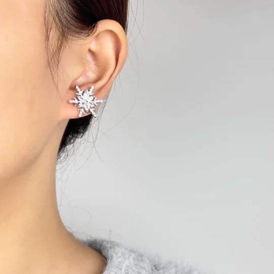 New cold wind flower snowflake light luxury stud earrings exquisite versatile temperament premium Christmas snowflake earrings