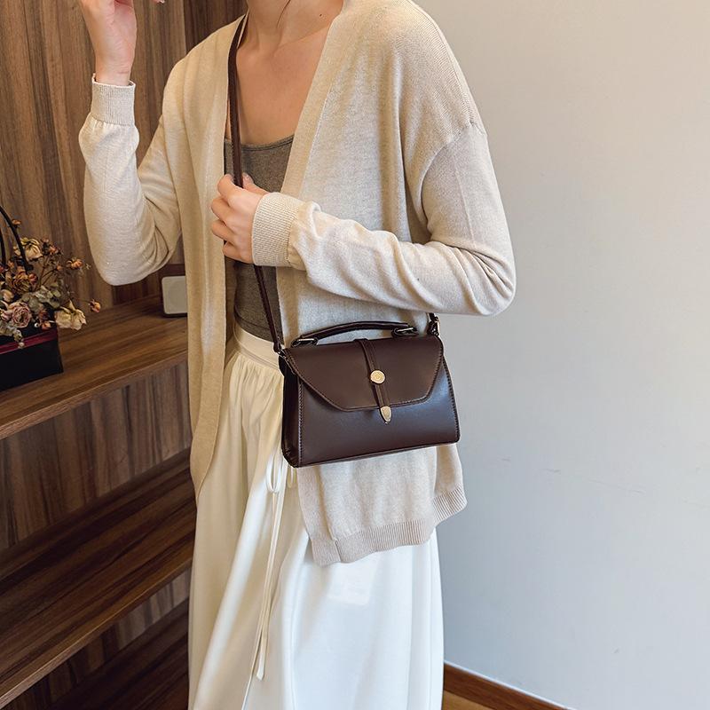 Retro fashion simple temperament small bag women's 2025 early spring new versatile ins messenger bag small square bag women's bag