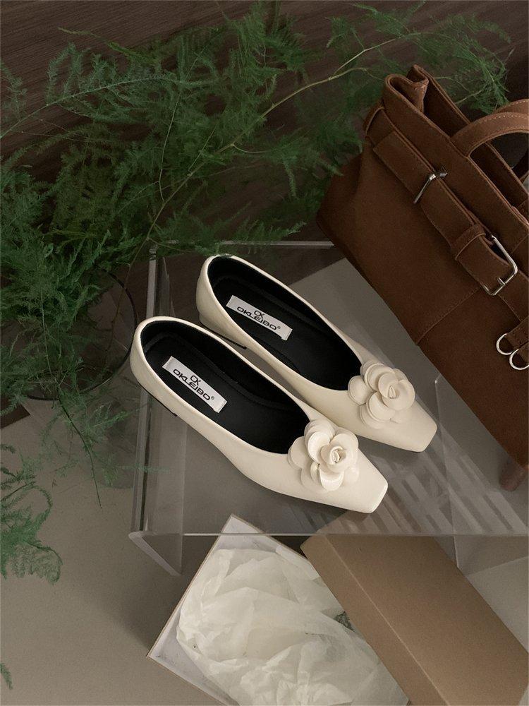 

Elegant camellia flowers square head shallow mouth ladyshoes evening shoes gentle fairy wind single shoes 2025 new grandma shoes temperament 39