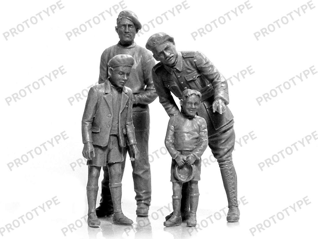 ICM 1/35 WWII French Army Tank Crew Plastic Model Kit 35647